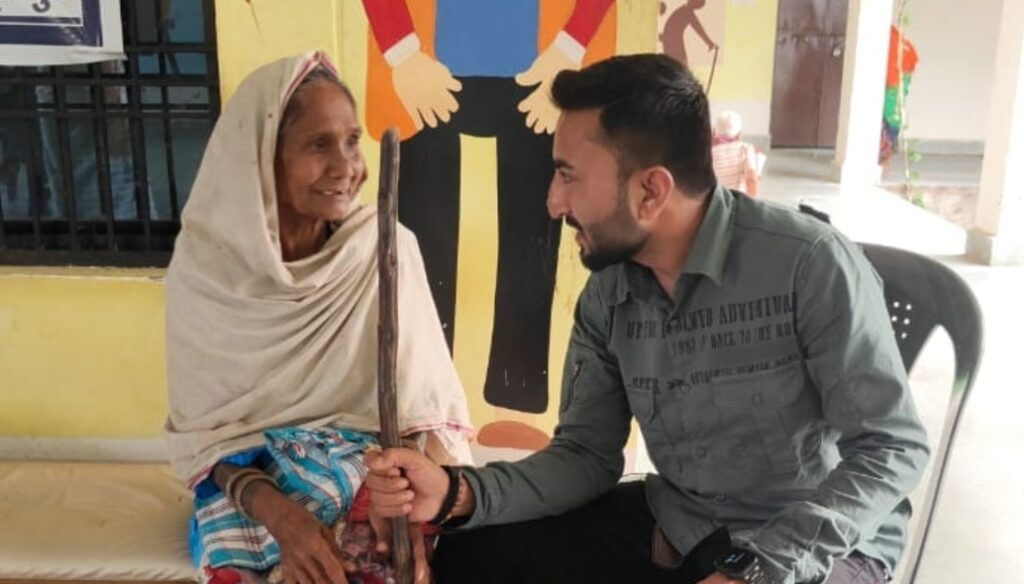 सादगी और सेवा: युवा समाजसेवी ने अनूठे तरीके से मनाया जन्मदिन, जरूरतमंदों में बांटी खुशियां