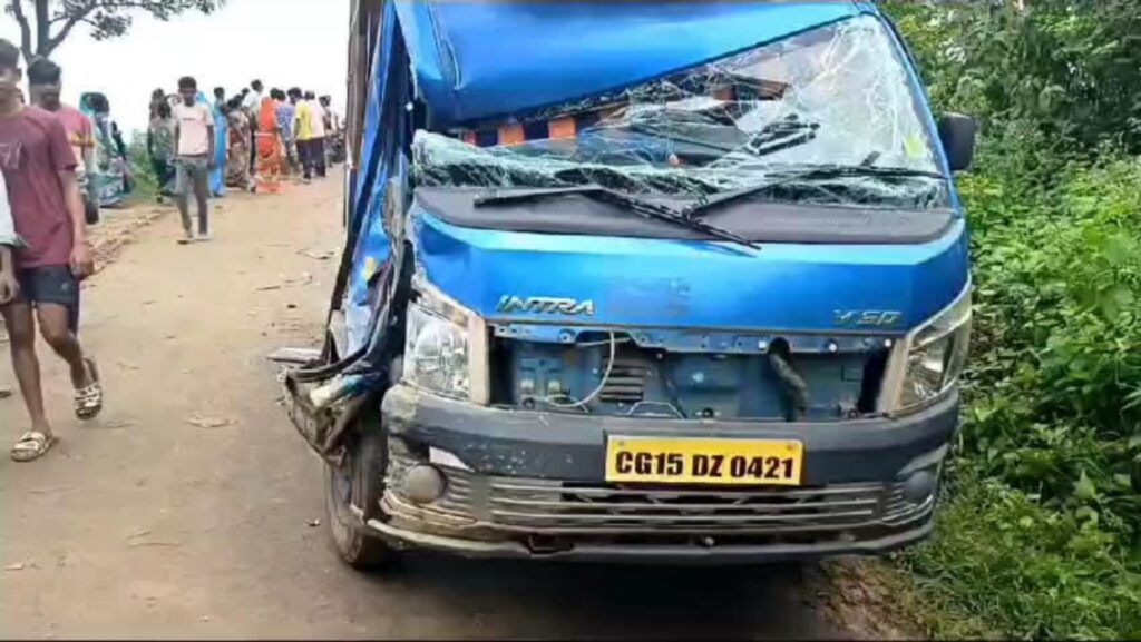 सूरजपुर में पिकअप और छोटे हाथी की टक्कर में ड्राइवर सहित 5 घायल